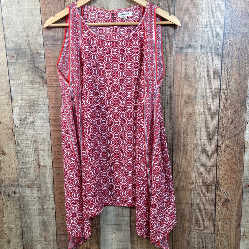 Max Studio Medallion Tile Print Sharkbite Tunic Blouse Medium Red White Tank Top
